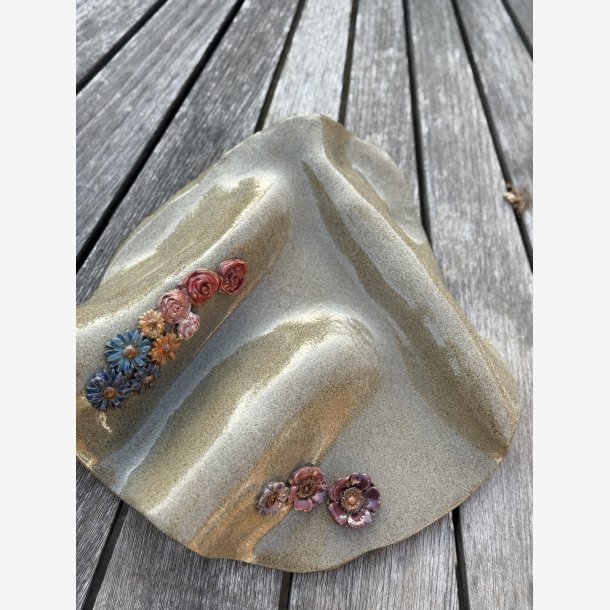 Relief med blomster
