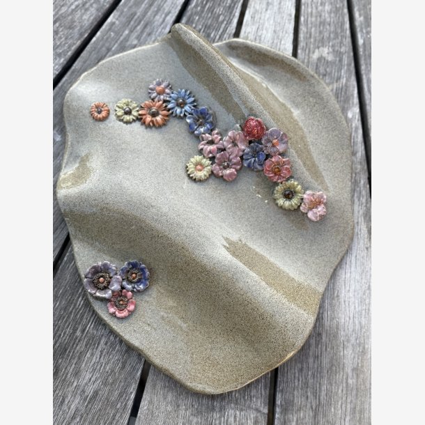Relief med blomster