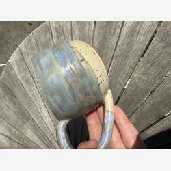 Stort krus med stor hank - lkker bl / creme glasur 