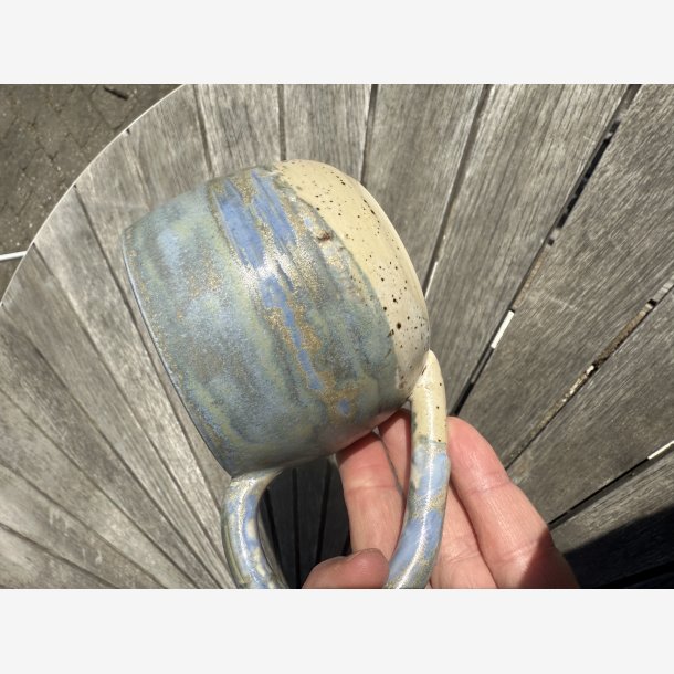 Stort krus med stor hank - lkker bl / creme glasur 