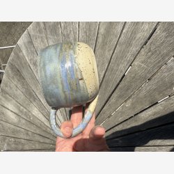 Stort krus med stor hank - lkker bl / creme glasur 