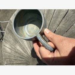 Stort krus med stor hank - lkker bl / creme glasur 