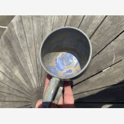 Stort krus med stor hank - lkker bl / creme glasur