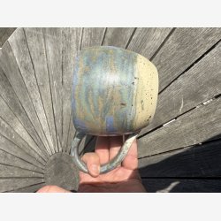 Stort krus med stor hank - lkker bl / creme glasur