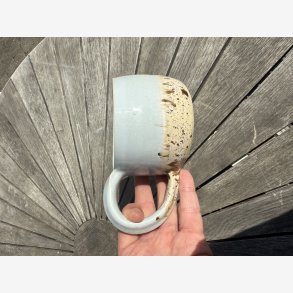 Stort krus med stor hank - lkker lysebl / creme glasur