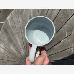 Stort krus med stor hank - lkker lysebl / creme glasur