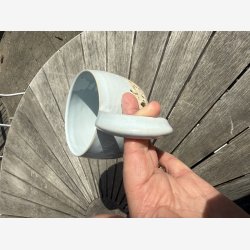 Stort krus med stor hank - lkker lysebl / creme glasur