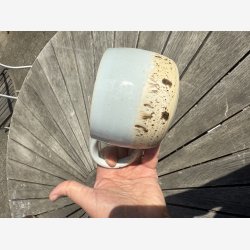 Stort krus med stor hank - lkker lysebl / creme glasur