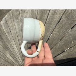 Krus m/hank i lysebl / creme glasur