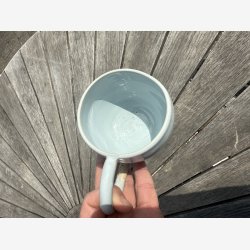 Krus m/hank i lysebl / creme glasur