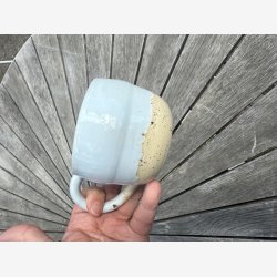 Krus m/hank i lysebl / creme glasur