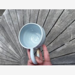 Krus m/hank i lysebl / creme glasur