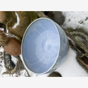 Rund sk�l i l�kker lysbl� glasur