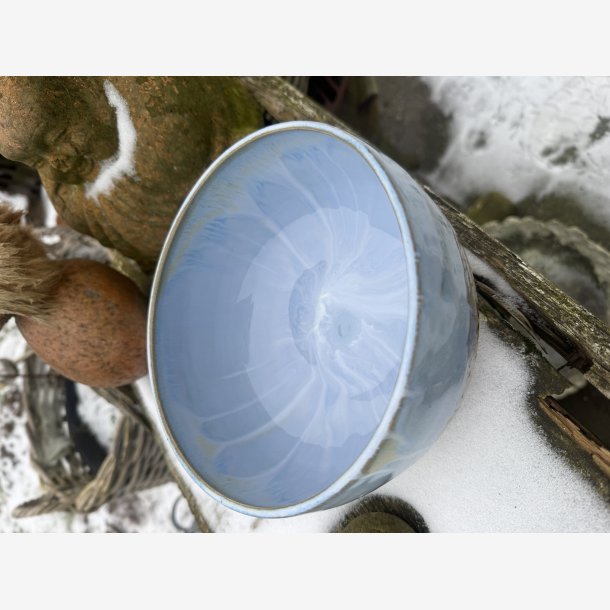 Rund sk�l i l�kker lysbl� glasur