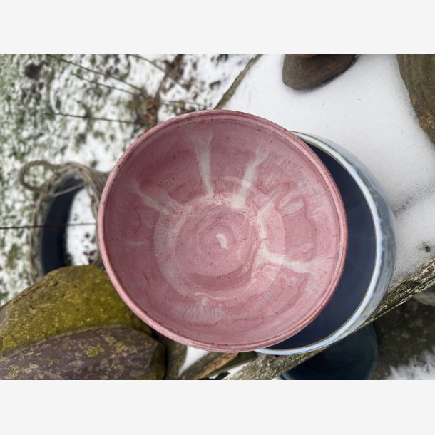 Rund sk�l i l�kker lysbl� glasur