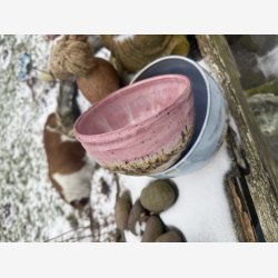 Rund sk�l i l�kker lysbl� glasur